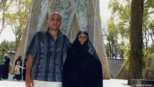 ستار بهشتی به همراه مادرش گوهر عشقی