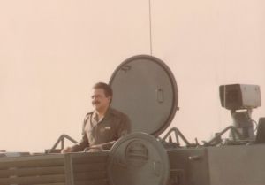 مسعود رجوی بر روی زرهی‌های ارتش آزادی‌بخش