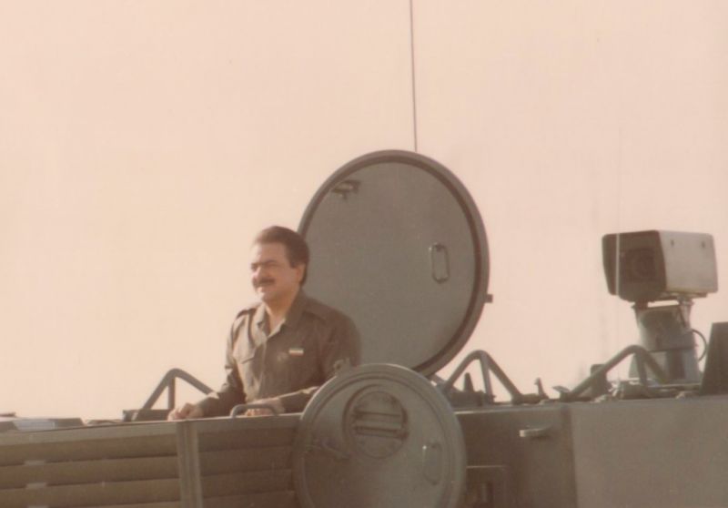 پرونده:مسعود رجوی بر روی زرهی‌های ارتش آزادی‌بخش.jpg