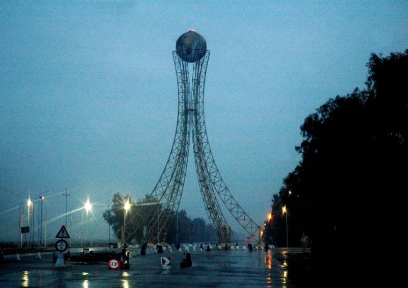 پرونده:برج آزادی در اشرف در باران.JPG