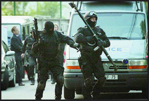 تهاجم پلیس فرانسه به مقر شورای ملی مقاومت ایران- ۱۷ ژوئن ۲۰۰۳.png