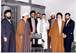 نفر سمت راست موسوی به همراه خامنه ای و خمینی و موسوی اردبیلی و حبیبی وزیر دادگستری
