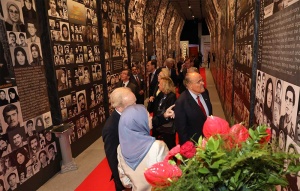 مریم رجوی ،‌رودی جولیانی و برخی شخصیت‌های سیاسی در دالان شهدا در موزه اشرف ۳
