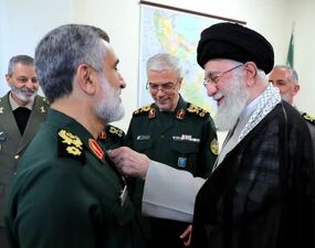 پاسدار حاجی‌زاده و دریافت نشان فتح از خامنه‌ای