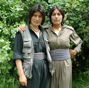 زینب خواهرش دنیز.jpg