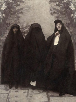 زنان قاجار با چادر و روبنده