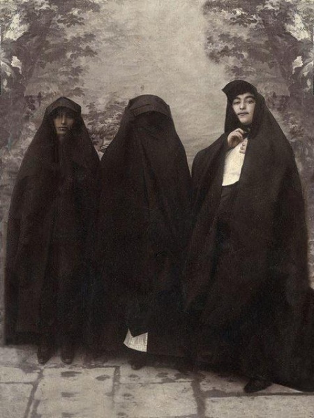پرونده:زنان قاجار با چادر و روبنده.jpg