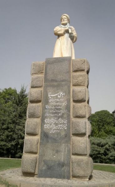 پرونده:تندیس ابوعلی در همدان.JPG