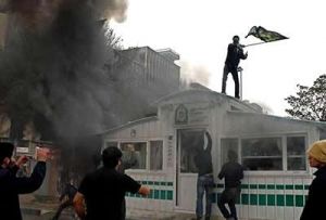 تسخیر و آتش کشیدن پایگاه نیروی انتظامی در عاشورای ۸۸