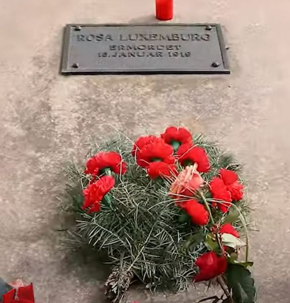 پرونده:مزار رزا.JPG