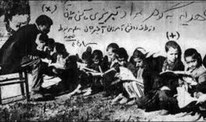 تصویری از صمد بهرنگی به همراه شاگردانش در روستای آخیر جان