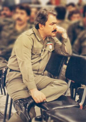 مسعود رجوی در لباس نظامی.JPG