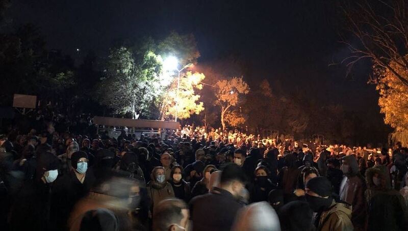 پرونده:تجمع مردم در مقابل خانه فایق.JPG