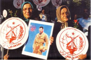 مادر کوشالی در تظاهرات.jpg