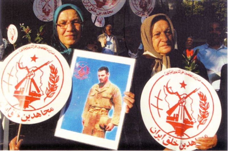 پرونده:مادر کوشالی در تظاهرات.jpg