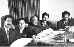 از راست؛ هوشنگ ابتهاج٬ سیاوش کسرایی٬ نیما یوشیج٬ احمد شاملو و مرتضی کیوان